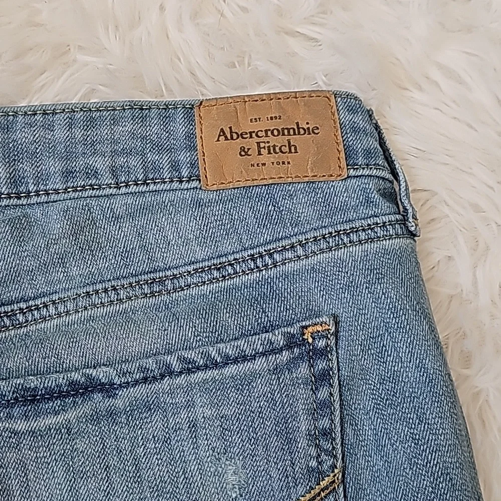 Abercrombie and Fitch light wash distressed jeans skinny boot - Picture 3 of 7